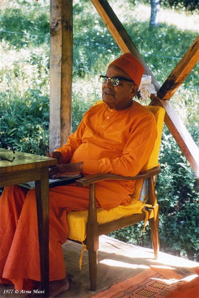 1977 - Maharaj Ji in Yoga Niketan Pahalgam, Kashmir op zijn terras 1