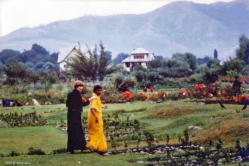 17 Jul 77 - Tour met Maharaj Ji door Kashmir 6 - Daya Ji en Aruna Ji