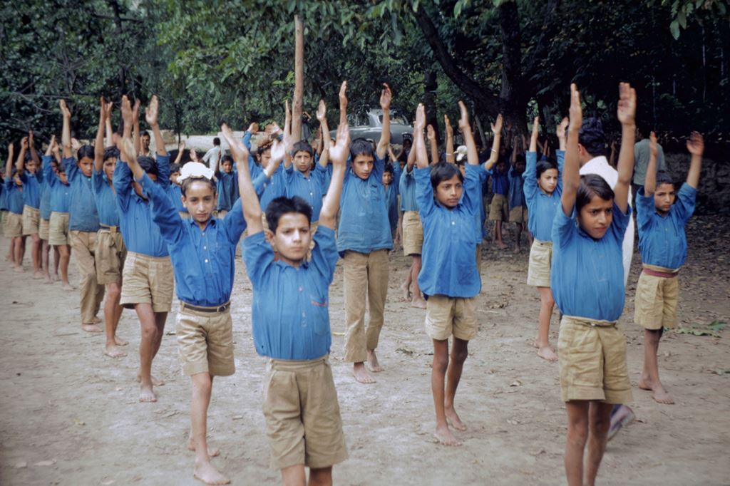 Kashmir - Ranbirpora - 1975 - Schoolkinderen doen gymnastiek voor lesaanvang
