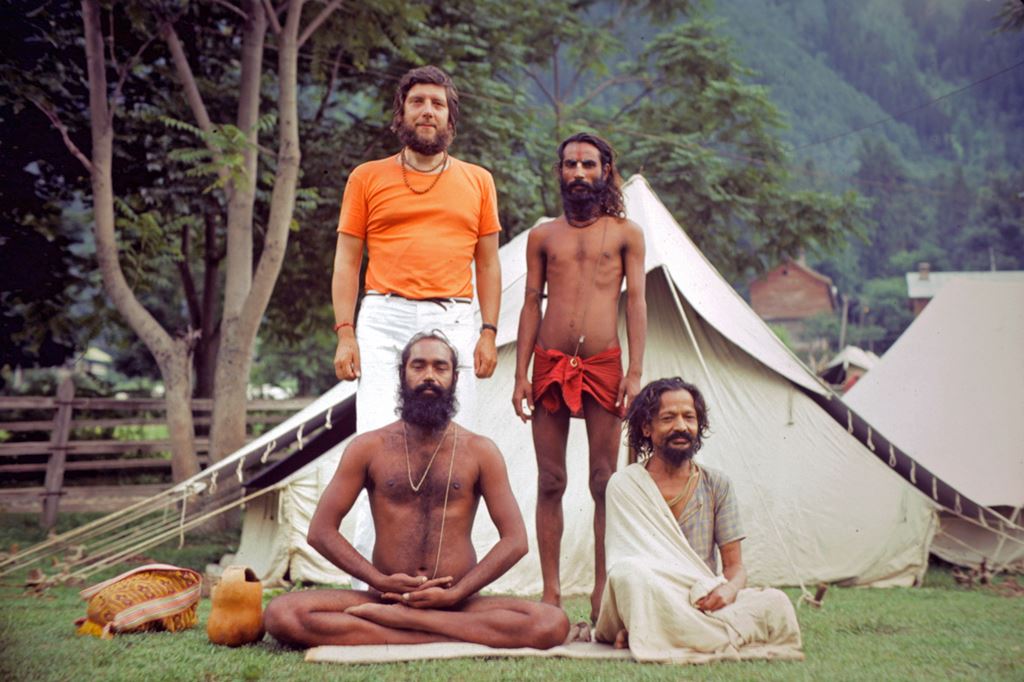 Pahalgam 1975 - Atma Muni met Sadhu's en Guru witte sjaal