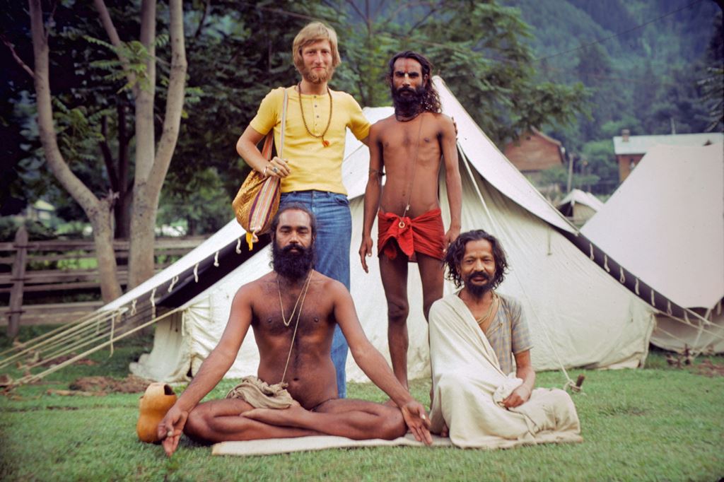 Pahalgam 1975 - Krishnai met Sadhu's en Guru witte sjaal