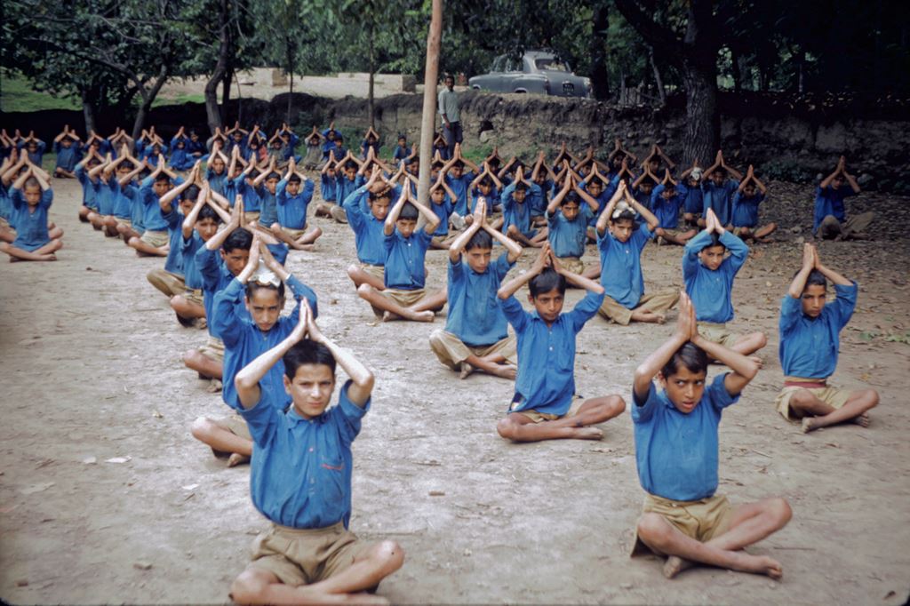 Kashmir - Ranbirpora - 1975 - Schoolkinderen doen gymnastiek voor lesaanvang 2