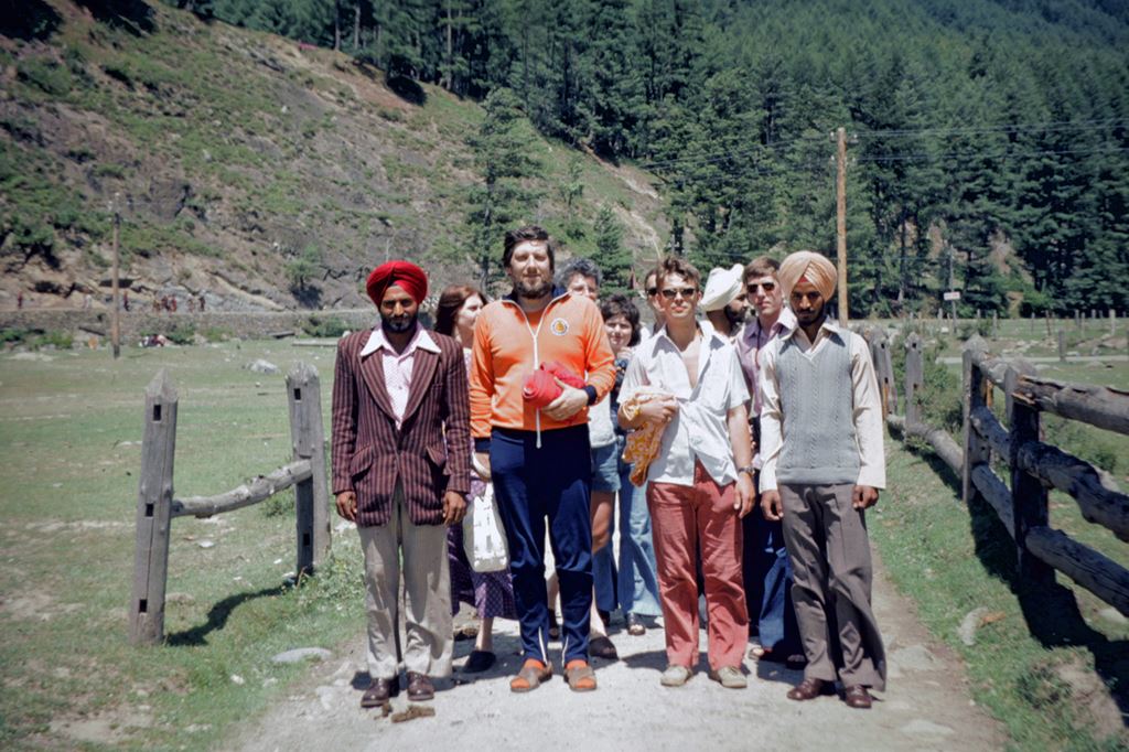 Pahalgam 1975 - Atma Muni en Ananda op weg met Leraars van Landbouwkundige universiteit van Ludhiana, Punjab
