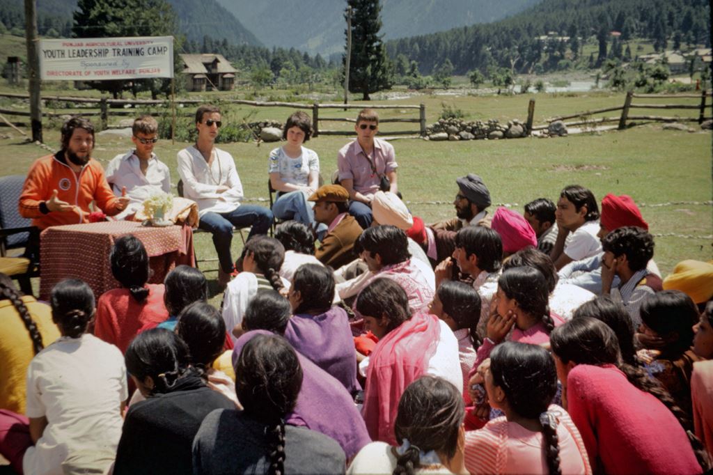 Pahalgam 1975 - Atma Muni geeft lezing aan studenten van de Landbouwkundige universiteit van Ludhiana, Punjab 2 - gespiegeld
